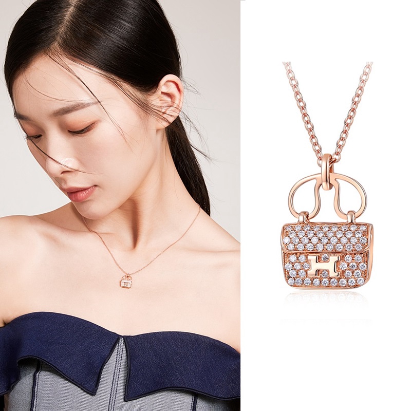 Kalung Wanita Huruf Liontin Korea Berlian Titanium Anti