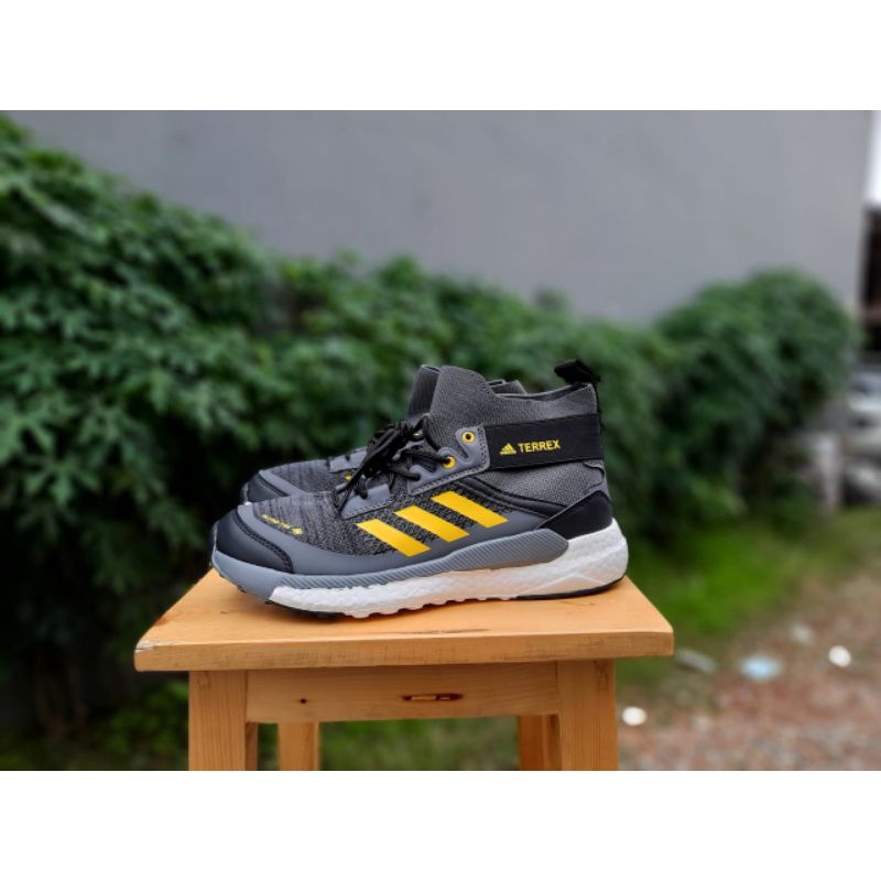 Sepatu Running Merk Adidas