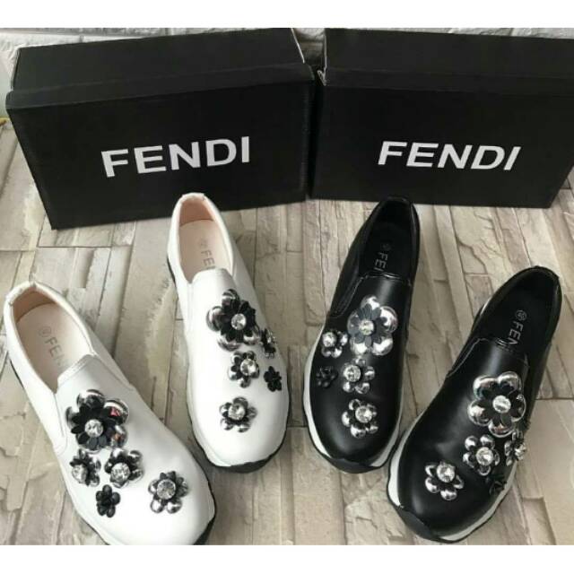PROMO HABIS...SEPATU WANITA FENDI SLIPON FLOWER IMPORT