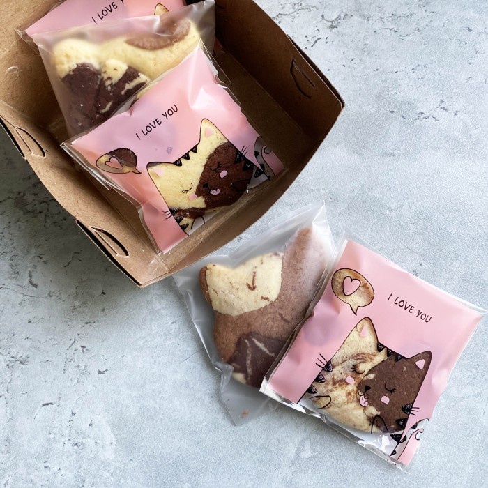 

KERING-KUE- CALICO CAT SHAPED BUTTER COOKIES 1 BOX - 8 PCS, ORIGINAL -KUE-KERING.