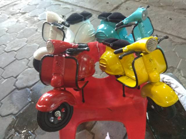 (BISA COD) MINIATUR MOTOR VESPA WARNA LENGKAP BAHAN BESI FINISHING PERFECT - DEKORASI RUMAH SOUVENIR