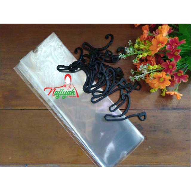 

1 paket isi 12 Plastik kaoskaki & 12 Hanger Bebek Untuk Packing Kaoskaki