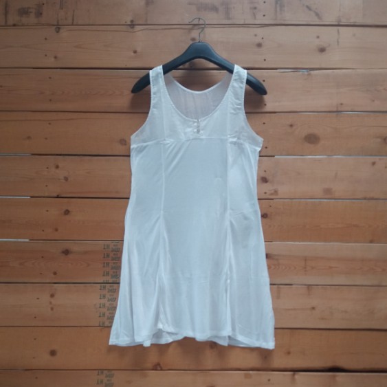 Dress Pendek Tanpa Lengan Putih