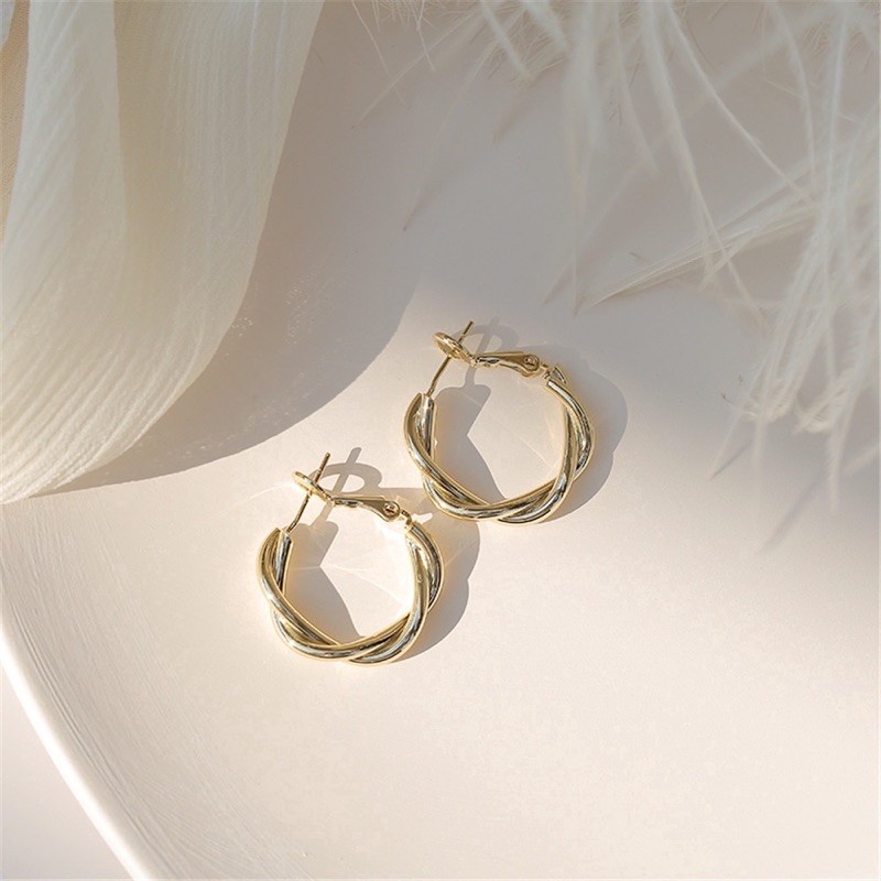 Twisted hoops earrings