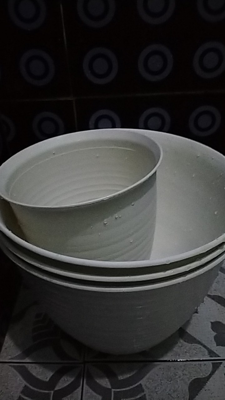 Pot Bunga Model Tawon 24 Cm Putih