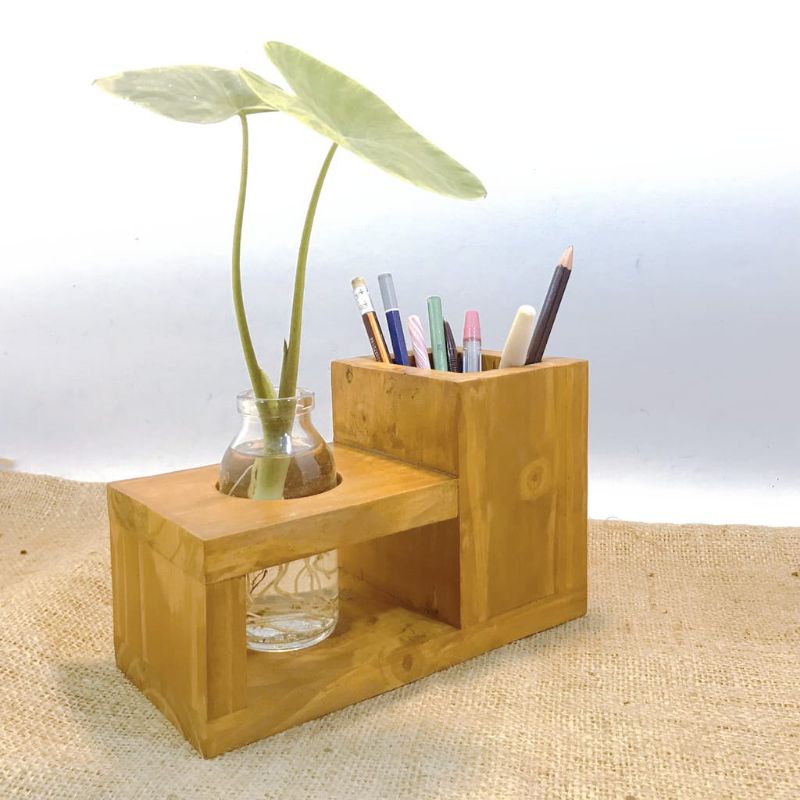 

Kotak pensil tempat menyimpan pensil hiasan meja