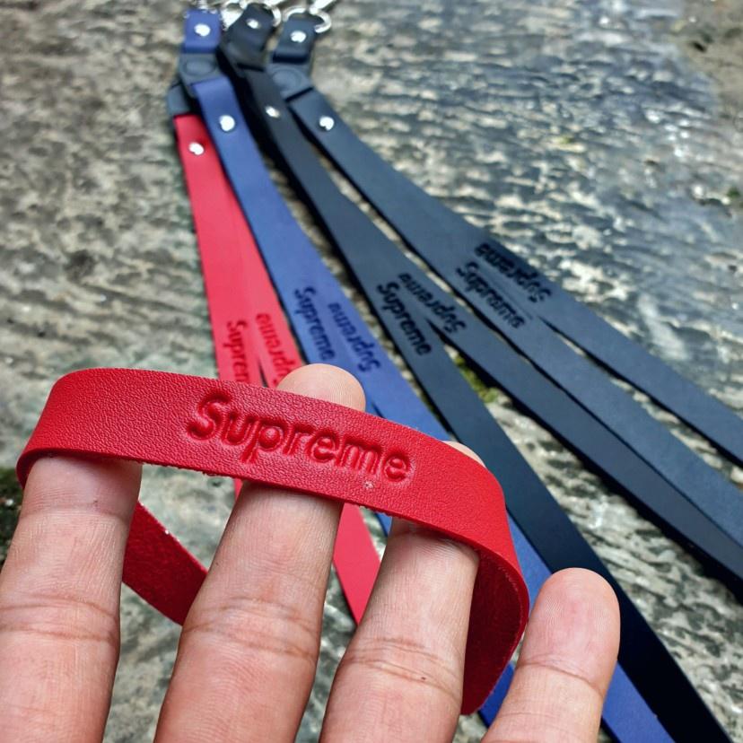 

Segera Dapatkan Tali Lanyard Embos Suprm Gratis Karet Ring Gantungan 3 Pcs