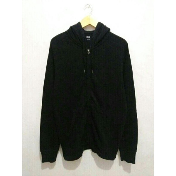 zh Uniqlo Hitam