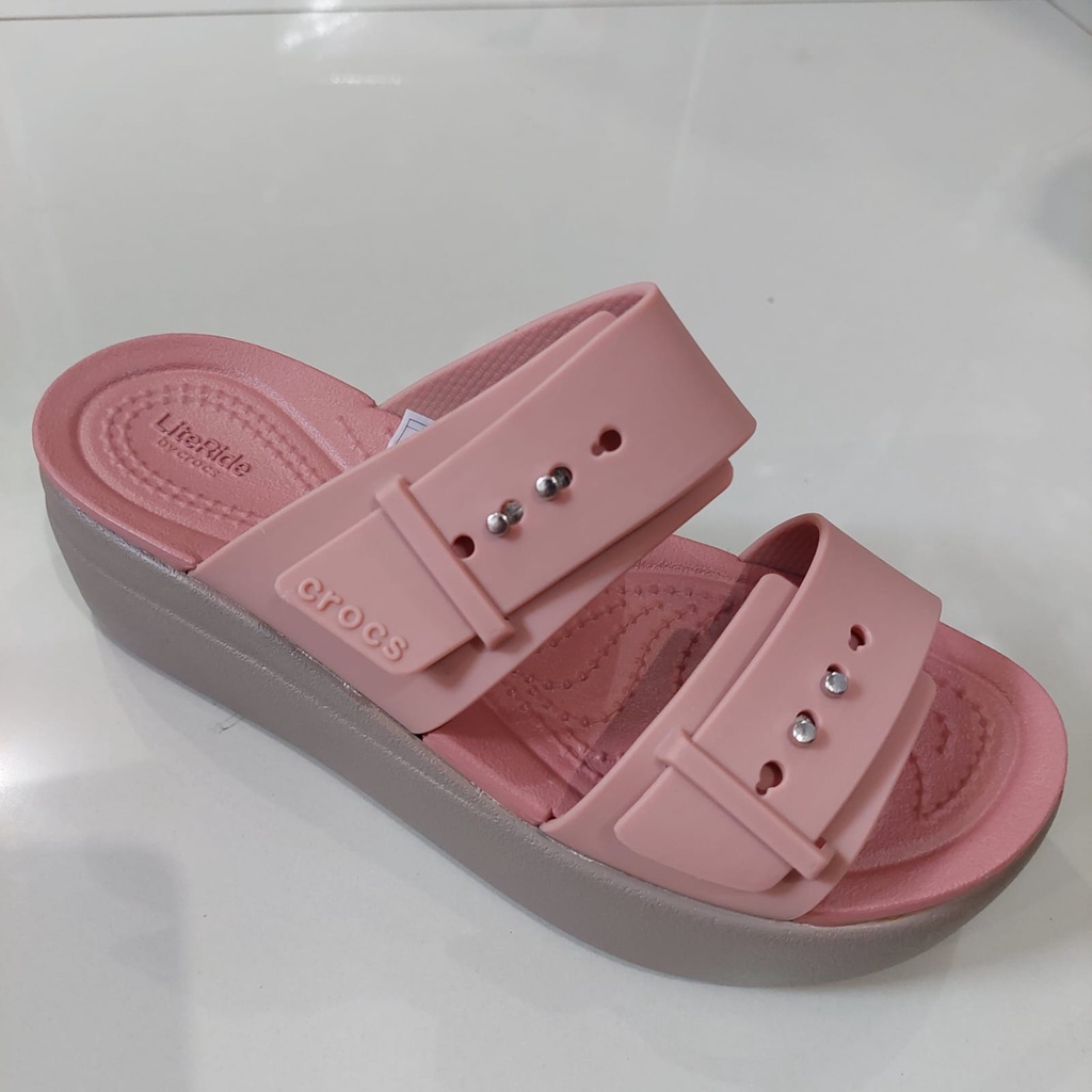 Crocs / Crocs Brooklyn Buckle Wedge / Sandal Wedges / Sandal Crocs / Crocs Wanita / Crocs Wedges / Selop Wanita / Wedges Wanita / Sandal Hak / Wedges Wanita / Crocs Perempuan / Selop Wanita / Crocs Selop / Crocs Brooklyn