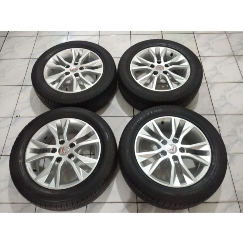 Velg Bekas Original Mobil Wuling R16X6 Hole 5X114,3 Plush Ban Goodyear 205 55 R16