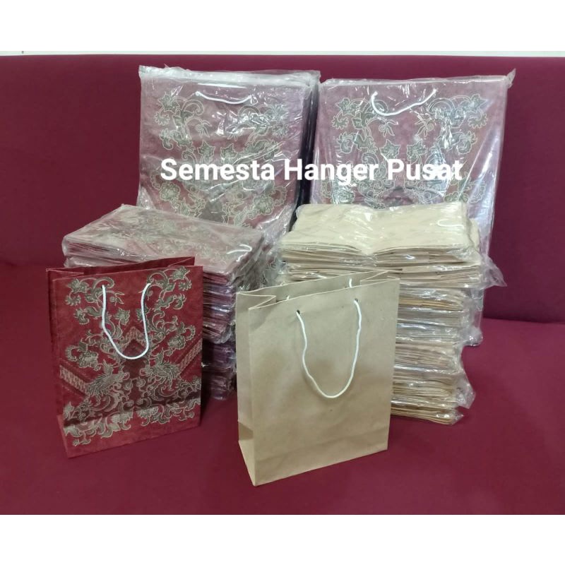 

Paper Bag Motif batik dan Polos ukuran 15cm x 20cm dijual per pack isi 12pcs