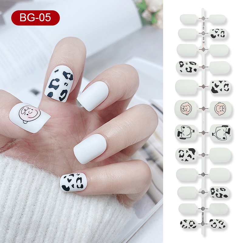 24pcs / Set Kuku Palsu Motif Beruang Snoopy Bahan Akrilik Untuk Nail Art