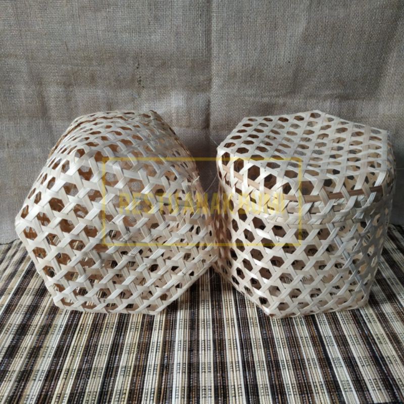 

Promo (B021) Toples Hexagonal Anyaman Bambu 22cm|Parcel|Hampers|Hantaran|Hadiah|Serahan|Kado|Sembako | Anyaman BAmbu | Parcel | Keranjang | Wadah Seserahan