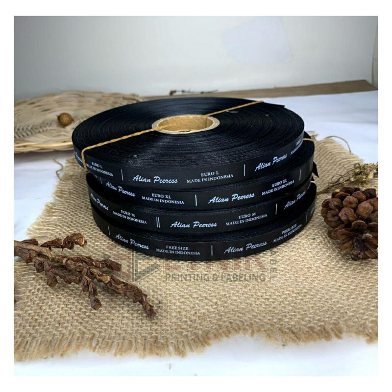 

Satin Hitam - SATIN HITAM MURAH LABEL PAKAIAN, WASHING INSTRUCTION Ukuran 3,25CM/ 3,8CM Ukuran Persatu roll 160Meter