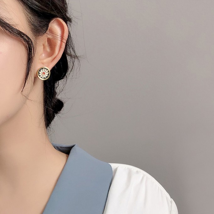 Anting Tusuk Motif Bunga Bahan Metal Ala Korea Untuk Wanita