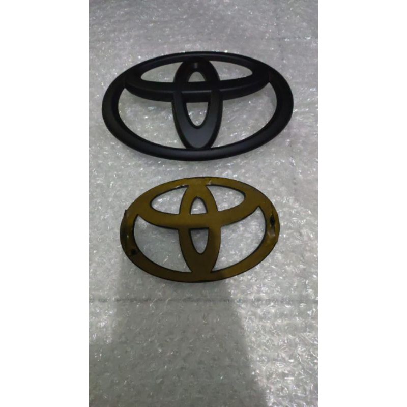 Emblem logo grill Fortuner Vrz Hitam doff