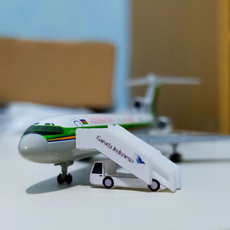 mainan diecast pesawat GSE Ground Service Equipment Garuda Indonesia Airways tangga staircase 1/400