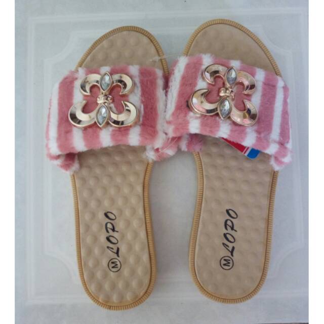 Sandal selop bulu wanita