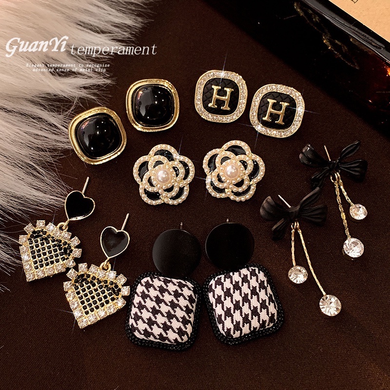 Anting Stud Hias Mutiara Berlian Imitasi Warna Hitam Gaya Retro Korea Untuk Musim Gugur Dan Dingin