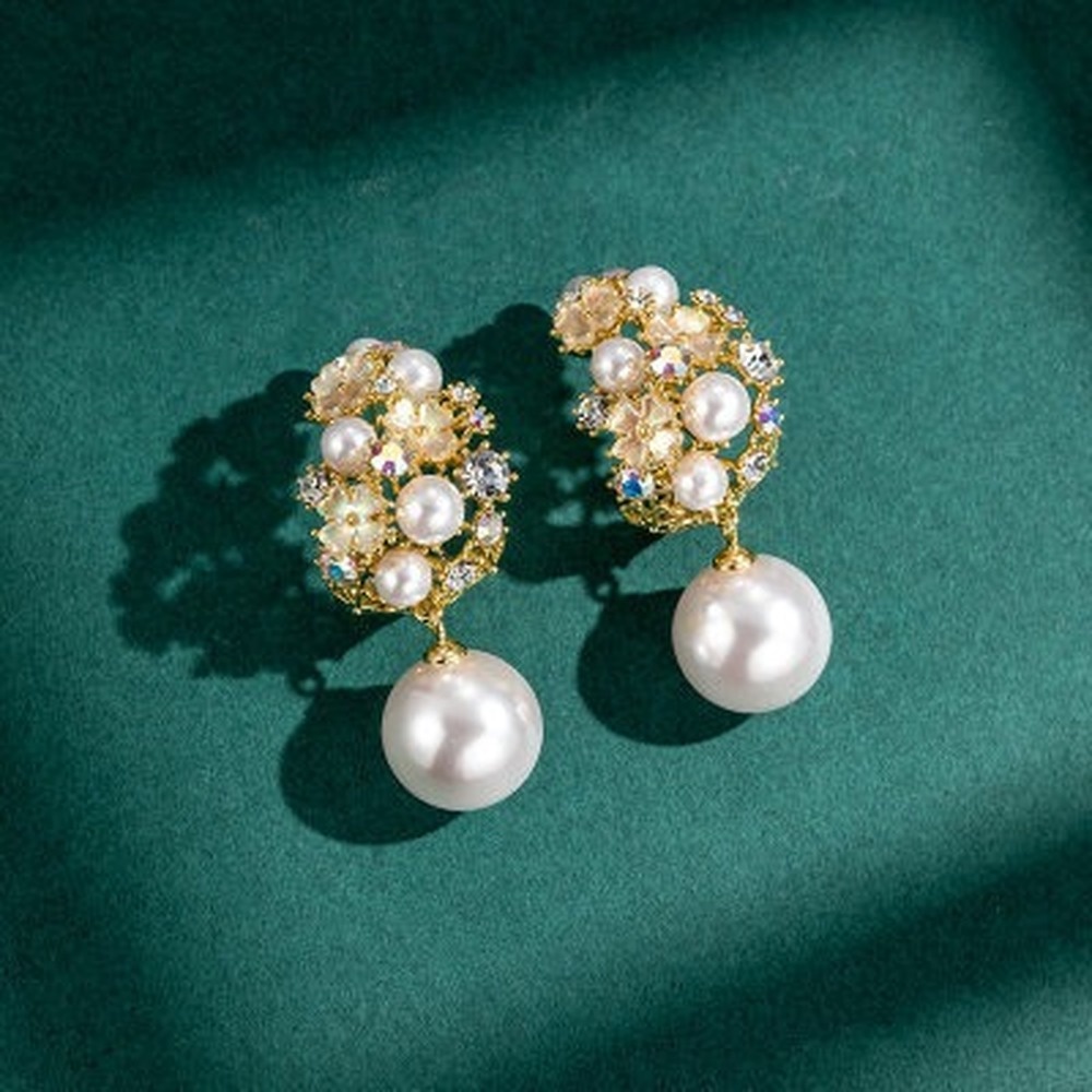 Anting Desain Bunga Aksen Mutiara Dan Berlian