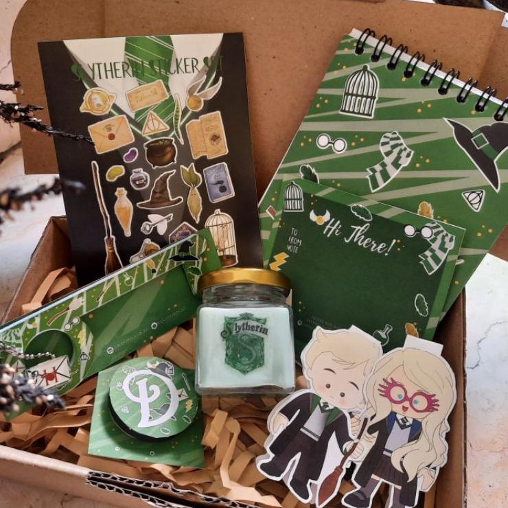 

hogwarts hermione draco slytherin ravenclaw hufflepuff gryffindor hadiah giftbox kotak ulang tahun