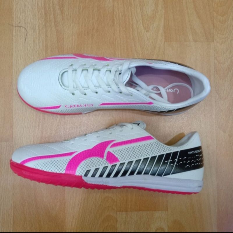 Sepatu Futsal Putih pink