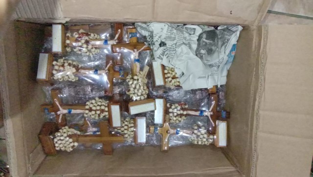 Souvenir Katolik Salib Duduk 15 Cm + Rosario / Salib Meja Katolik / Salib Patng Yesus