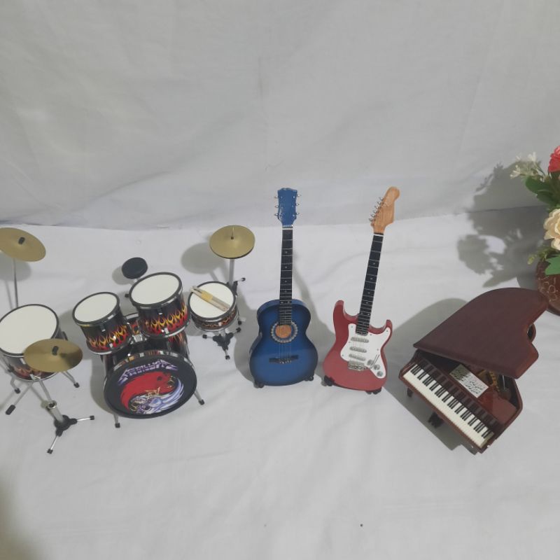 Satu Set Miniatur Alat Musik (Drum 1, Gitar 2, Piano 1) Aksesoris Hiasan Kamar