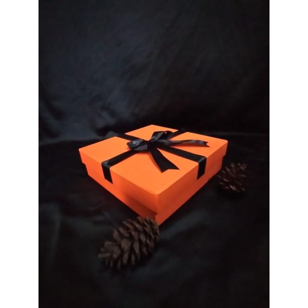 

Kotak kado 20x20x6 berpita