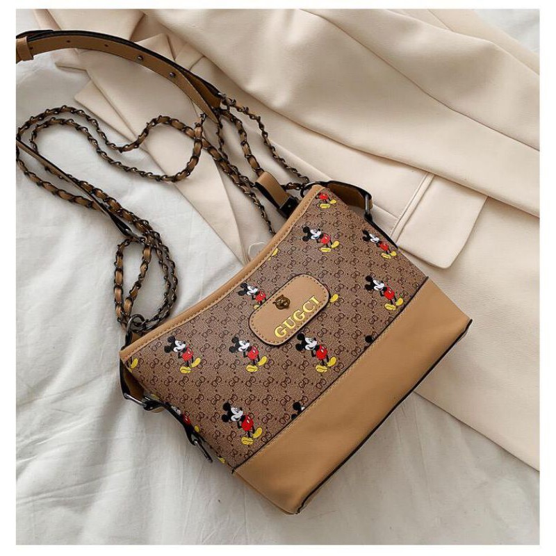 

Kode : ELJ 5104IDR : 135 rb Bahan : Kulit Pu ukuran: 16 x 25 x 7 cm Warna : Black, Coffee,Khaki