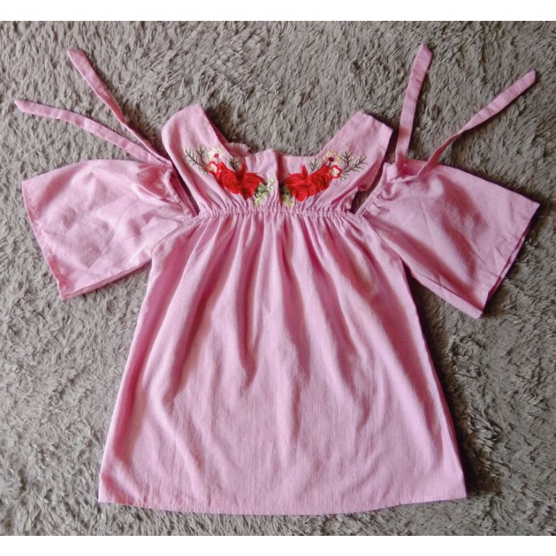 Baju Atasan Wanita_Bahu Terbuka_Motif Bunga_Kotak Kecil