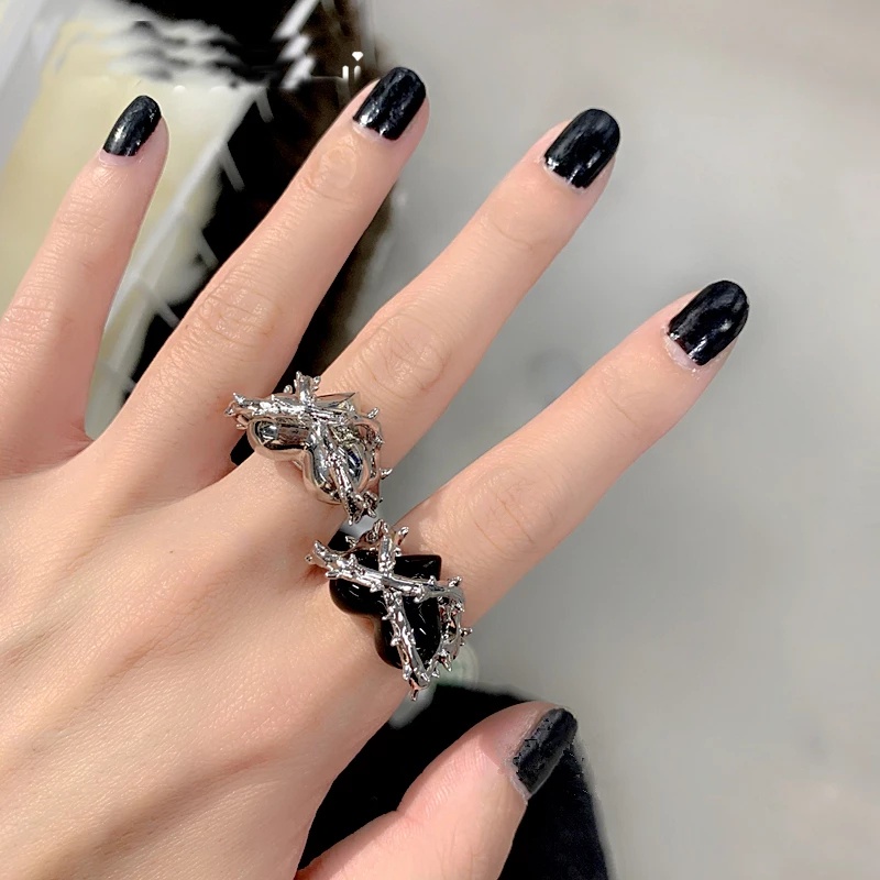 Cincin Bentuk Hati Duri Warna Hitam Gaya Punk Gothic Vintage Untuk Wanita