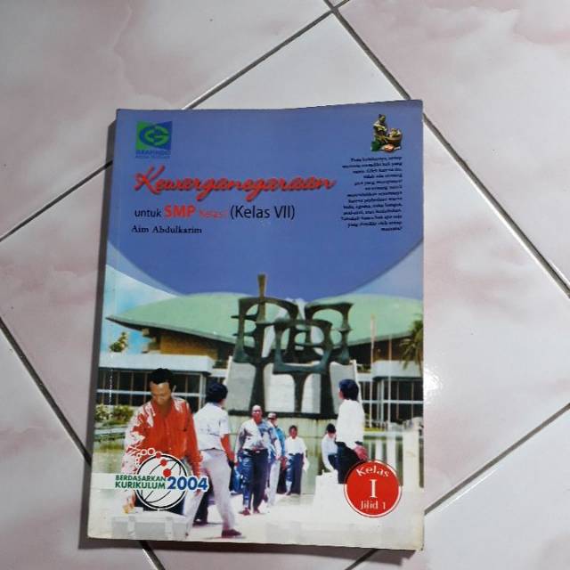 Buku Kewarganegaraan untuk SMP Kelas 1 Kurikulum 2004