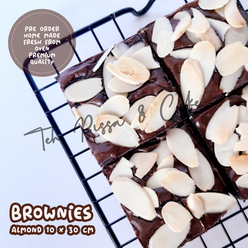 

Fudgy Brownies / almond / brownis cokelat / brownies 10 x 30 Cm