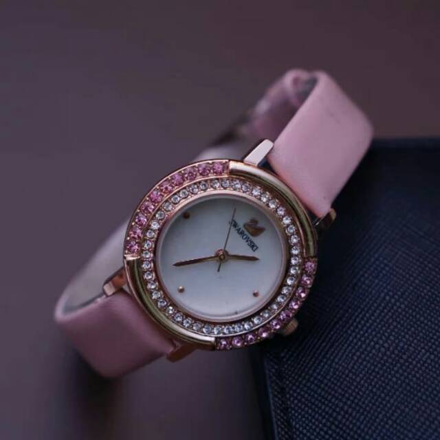 JAM TANGAN WANITA SWAROVSKI BAHAN TALI KULIT PINK UDAH PAKAI BOX