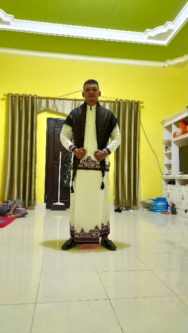 Batik Solo Trendi Tumpal Putih Set Sarung Dan Koko