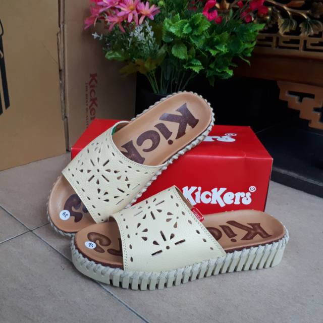 SL.B01 KREM SANDAL KICKERS SLOP WANITA BAHAN KULIT OUTSOL BAWAH KARET