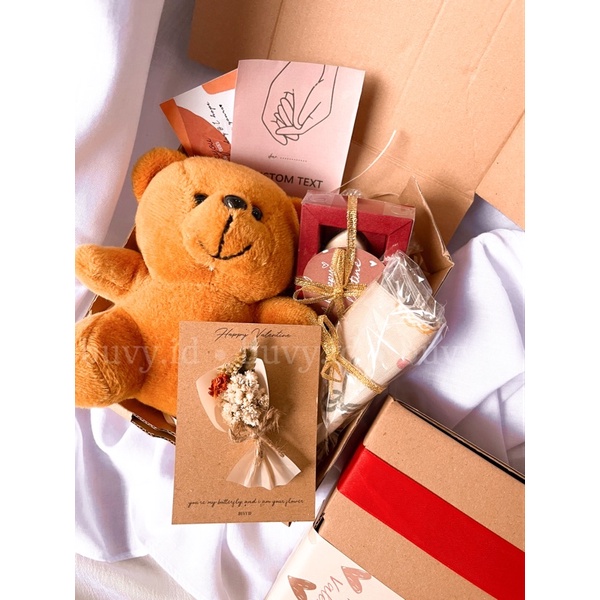 

Hampers Valentine “FOREVER” | Box 15x15x5 | Kado Hari Kasih Sayang | Hampers Valentines | Hampers Coklat Valentine | Kado Boneka Teddy Bear | Hampers Aesthetic | Giftbox Valentine’s Day | Coklat Bentuk Love | Kado Pasangan