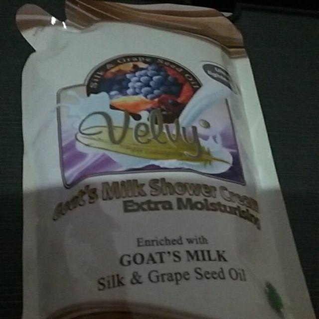 Velvy Goats Milk Shower Refill 800ml ( Gojek )