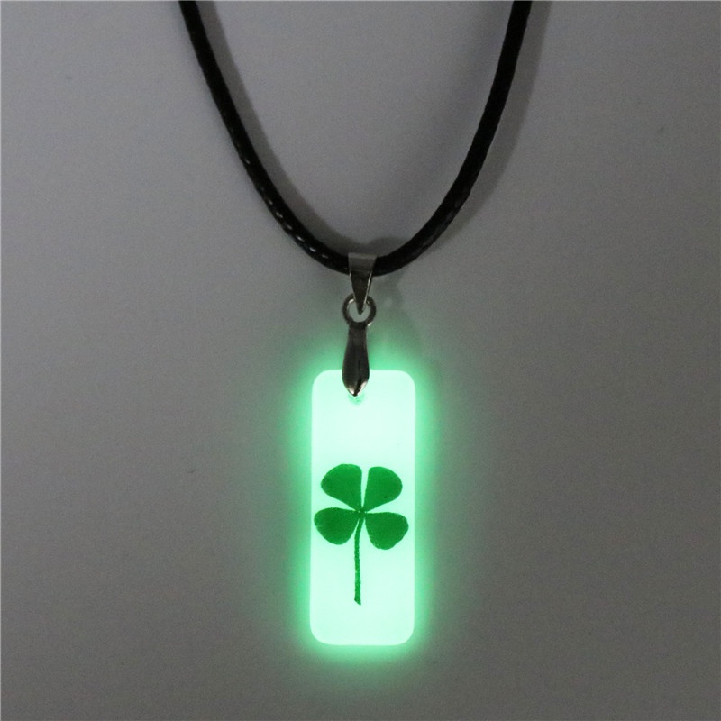 Kalung Rantai Liontin Clover Clover / Hati / Kupu-Kupu / Kuda Poni Luminous Untuk Pria / Wanita