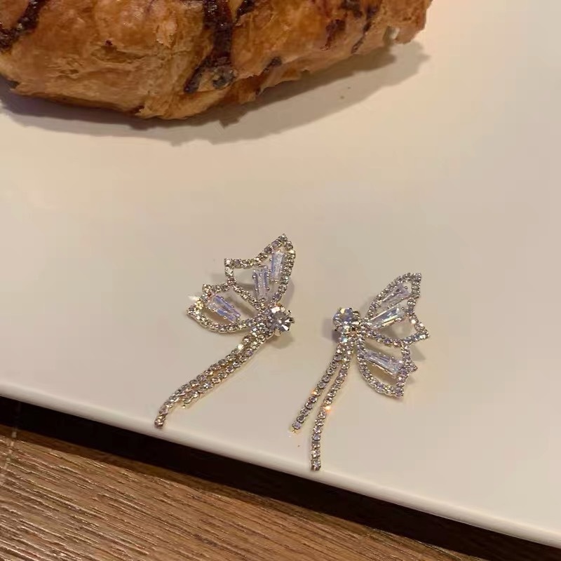 Anting Tusuk Gantung Silver Desain Kupu-Kupu Hias Zircon + Berlian Imitasi Gaya Simple / Trendy Untuk Wanita