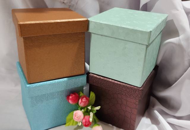 

Kotak kado ukuran 10x10x10 cm