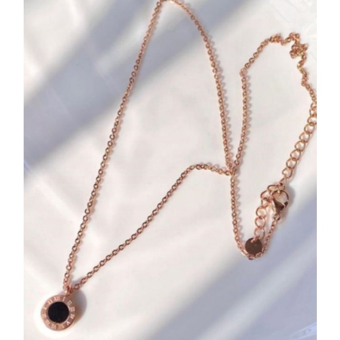 KALUNG TITANIUM RANTAI WANITA LIONTIN MOTIF ROMOWI