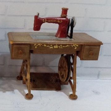 Sylvanian Sewing Machine red yarn