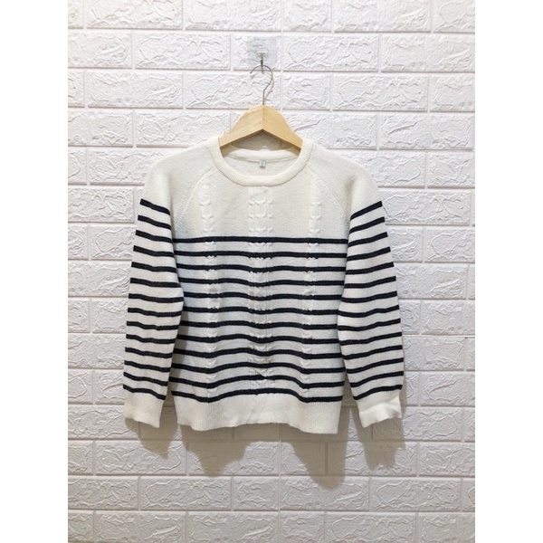 sweater garis hitam putih