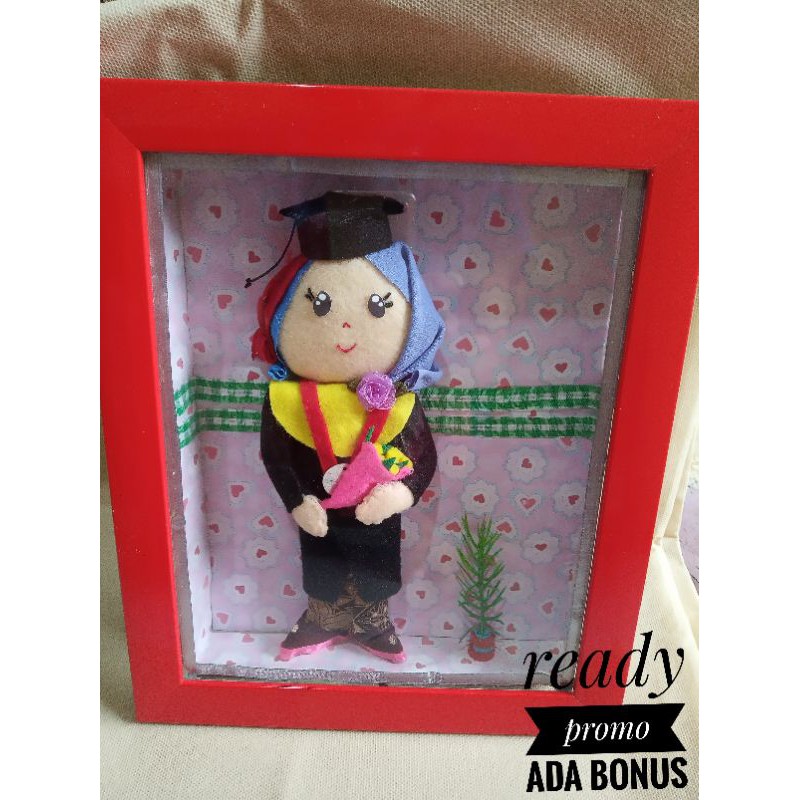 Boneka wisuda flanel kemas frame kaca.Kado wiauda.Hadiah wisuda.Boneka wisuda murah.Boneka unik