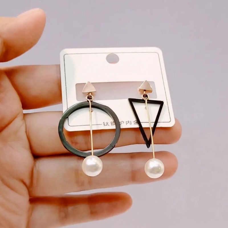 Anting titanium bulat segitiga gantung mutiara