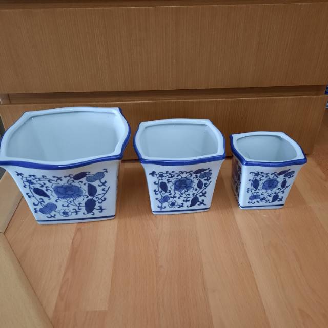 Pot tanam tanaman keramik segi empat biru putih set isi Pot tanam tanaman keramik segi empat biru putih set isi