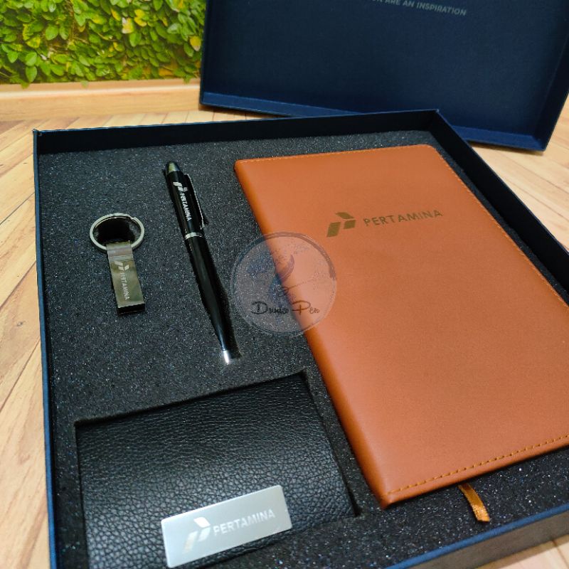 

rtc Premium Custom USB Giftset. USB + Pen + Notes A5 + Card Holder Eksklusif, Kado Elegan Desn