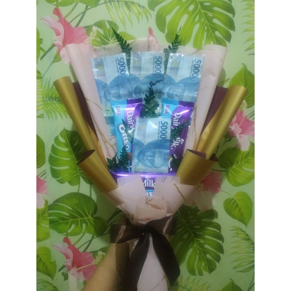 

Bouquet coklat dan uang asli 50 ribuan